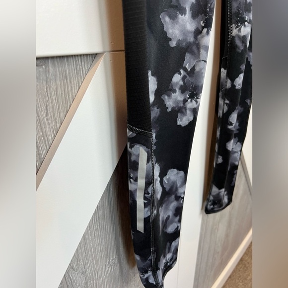 D11.9 Old Navy Black floral Capri compression leggings Size small S - Picture 2 of 5
